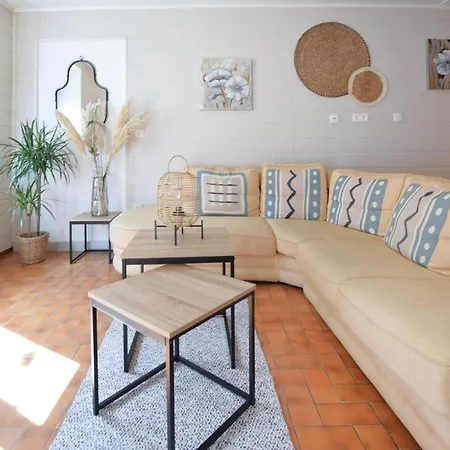Сasa de vacaciones 2 Bedroom Cozy In *